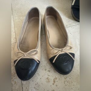 CHANEL FLATS sz37.5 beige black